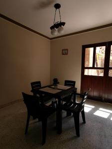 comedor con mesa, sillas y ventana en departamento céntrico y confortable, en Tarija