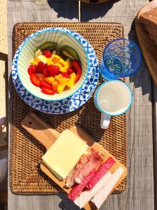 uma mesa com uma tigela de comida e uma taça de fruta em Quinta Luz do Sol em Moncarapacho