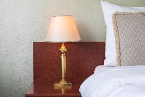 Postel nebo postele na pokoji v ubytování Prominent Inn Hotel