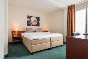 Postel nebo postele na pokoji v ubytování Prominent Inn Hotel