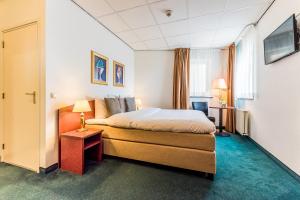 Postel nebo postele na pokoji v ubytování Prominent Inn Hotel