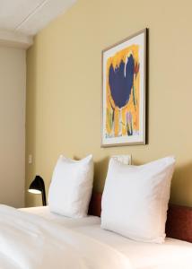 Postel nebo postele na pokoji v ubytování Prominent Inn Hotel
