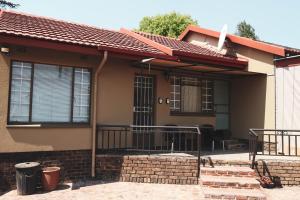 a house with a porch with a roof at Koemi in Kempton Park
