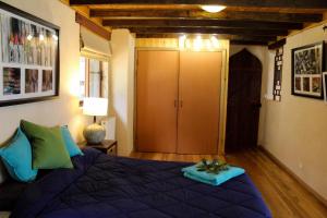 ein Schlafzimmer mit einem lila Bett und einem Schrank in der Unterkunft Tomah Retreat - Studio RELAX with fireplace in Mount Tomah