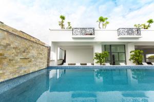 Bazén v ubytování Kim Minh Apartment & Hotel nebo v jeho okolí
