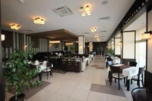 A restaurant or other place to eat at Park Hotel Stratesh