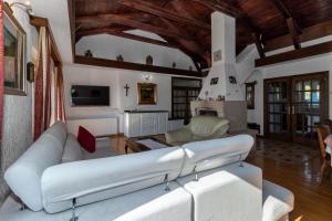 salon z kanapą i telewizorem w obiekcie Apartments Školjka w mieście Rijeka