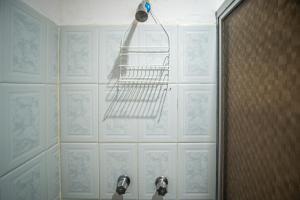 a bathroom with a shower with a rack on the wall at Posada Jois in Santa Cruz Huatulco