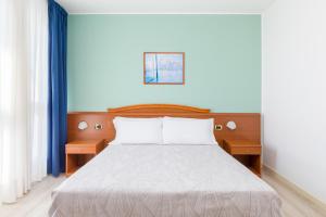 ein Schlafzimmer mit einem Bett mit zwei Nachttischen in der Unterkunft Hotel Palladio in Malcontenta