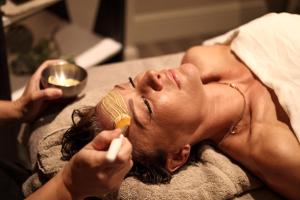 uma mulher escovando o cabelo com uma escova em Rowhill Grange Hotel & Utopia Spa em Dartford