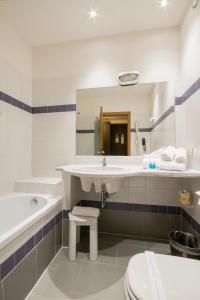 Koupelna v ubytování Hotel Executive