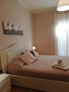 una camera da letto con un letto con copriletto bianco e una finestra di Casa Francesca e Rooms a Santa Maria di Castellabate