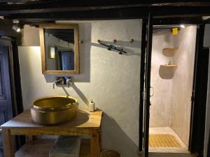un bagno con lavandino e doccia di Peacock Guest House a Bhaktapur