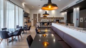 a restaurant with tables and chairs and a bar at Staybridge Suites - Villahermosa Tabasco by IHG in Villahermosa