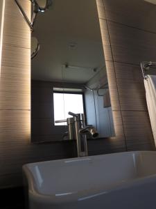a bathroom with a bathtub, toilet and sink at Hotel Diego de Velazquez in Santiago