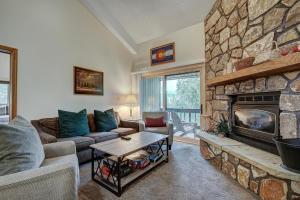 布雷肯里奇Atrium Eagle Condo: Downtown Breck, Spacious的客厅设有大型石制壁炉