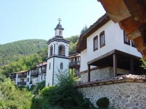 um edifício com uma torre de relógio em cima em Park Hotel Stratesh em Lovech