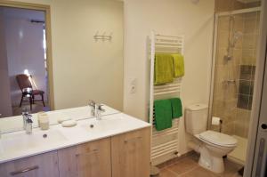 een badkamer met een wastafel, een toilet en een douche bij Domaine Joseph Lafarge Wine Resort - Lady's House - La maison de Michelle in Lugny +20 foto's