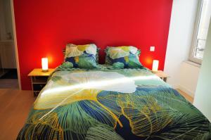 een slaapkamer met een groot bed met een rode muur bij Domaine Joseph Lafarge Wine Resort - Lady's House - La maison de Michelle in Lugny