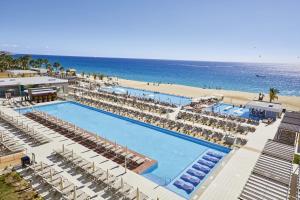 uma vista aérea de um resort com piscina e praia em Riu Palace Baja California - Adults Only - All Inclusive em Cabo San Lucas