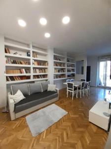 uma sala de estar com um sofá e uma mesa em Downtown apartment in walk zone with 3 bedrooms and garage em Novi Sad
