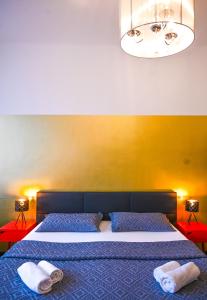 1 dormitorio con 1 cama con 2 toallas en Highlight Suite Augarten, en Viena