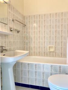 Un baño con lavabo, bañera e inodoro. en Résidence Richelieu, en Barèges 32 fotos más