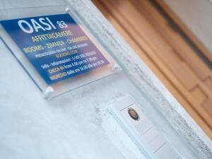 znak na drzwiach pokoju z drzwiami w obiekcie Oasi 83 w mieście San Benedetto del Tronto