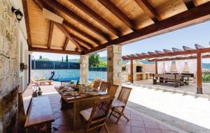 un patio al aire libre con mesa y sillas en Villa San Nicolo, en Gruda