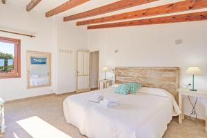 A bed or beds in a room at Finca El Clos Még 22 kép