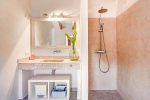 A bathroom at Finca El Clos