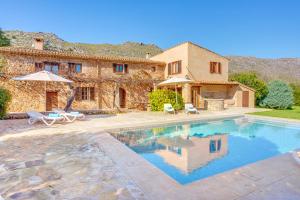 The swimming pool at or close to Finca El Clos
