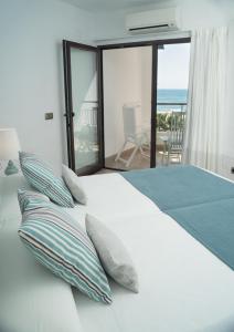 Säng eller sängar i ett rum på Hostería del Mar