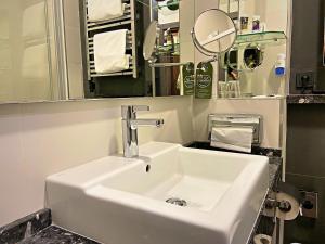 Ein Badezimmer in der Unterkunft Mercure Kyiv Congress