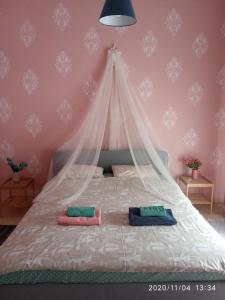 A bed or beds in a room at Karditsa Home Sweet Home 68 τ.μ