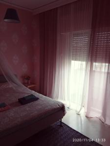 A bed or beds in a room at Karditsa Home Sweet Home 68 τ.μ