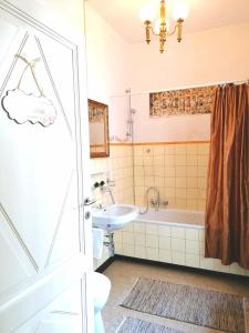 ein Badezimmer mit einem WC, einem Waschbecken und einer Badewanne in der Unterkunft Bed & Blessing / Casa Borgo in Locarno