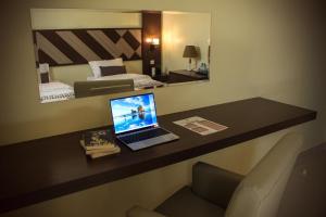 a laptop computer sitting on a desk in a bedroom at ليالي ألماسية للشقق المخدومة Layali Almasiah serviced apartment in Al Muzāḩimīyah +23 photos