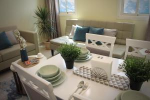 a living room with a white table and chairs at ليالي ألماسية للشقق المخدومة Layali Almasiah serviced apartment in Al Muzāḩimīyah
