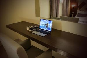 a laptop computer sitting on a desk in a room at ليالي ألماسية للشقق المخدومة Layali Almasiah serviced apartment in Al Muzāḩimīyah