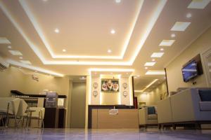 a room with a waiting room with chairs and a waiting room at ليالي ألماسية للشقق المخدومة Layali Almasiah serviced apartment in Al Muzāḩimīyah