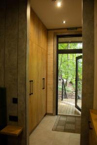 um corredor de uma casa com uma porta giratória em FG Dzherelo S em Malaya Bugayevka
