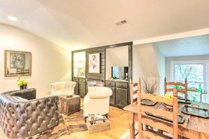 Un lugar para sentarse en Upscale Rustic Duplex on Stream, Near Blowing Rock