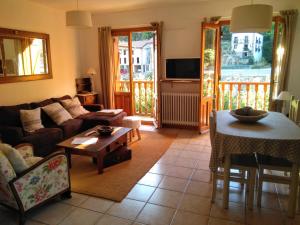 ein Wohnzimmer mit Sofa und Tisch in der Unterkunft Lezegorria in Urzainqui
