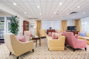 The Farmington Inn and Suites tesisinde bir oturma alanı