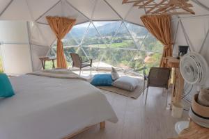 Postel nebo postele na pokoji v ubytování Guaia Terra Glamping