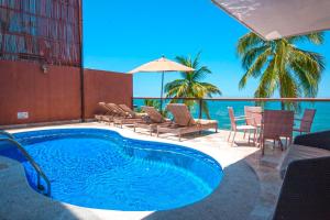 Bazén v ubytování Vallarta Shores Beach Hotel nebo v jeho okolí