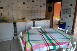 cocina con mesa y sillas en una habitación en Chez Fabienne T2, en Le Breuil-sur-Couze