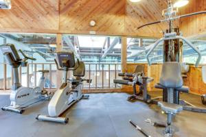 Mountainside Resort V في ستو: صالة ألعاب رياضية مع العديد من معدات التمرين في مبنى