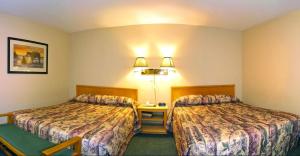 Postel nebo postele na pokoji v ubytování Travelodge by Wyndham Merritt